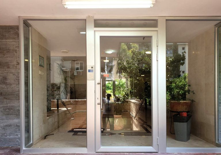 פרויקט התקנת דלת כניסה לבניין בגוש דן